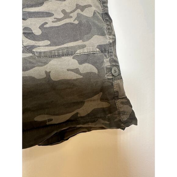 Social Standard by Sanctuary - Green camouflage shorts - Size Large - Picture 2 of 5